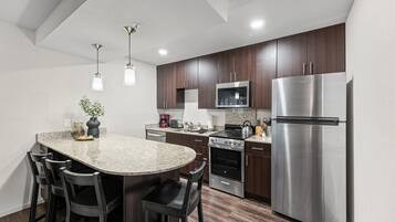 Geladeira, micro-ondas, fogão, cooktop