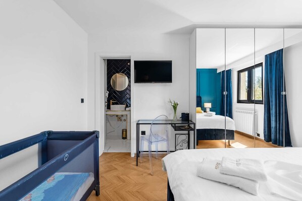 4 habitaciones, tabla de planchar con plancha y cuna de viaje