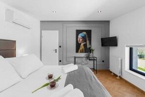 4 bedrooms, iron/ironing board, travel crib, free WiFi