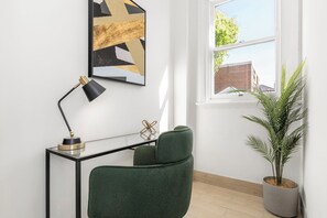 Two Bedroom Apartment (1 Queen & 2 Single Beds) | Een bureau, een laptopwerkplek, een strijkplank/strijkijzer, gratis wifi