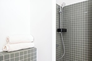 Een douche, een haardroger, handdoeken, zeep