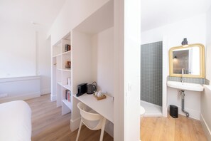1 sovrum, skrivbord, strykjärn/strykbräda och resesäng