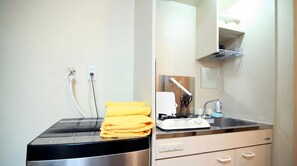 Kylskåp, spishäll och grytor/köksredskap