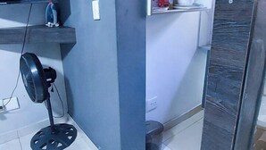 Mini-fridge, microwave, cookware/dishes/utensils - Latona Guest House & Spa (Johannesburg)