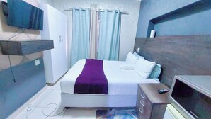 Superior Room | Premium bedding, down duvets, memory-foam beds, laptop workspace - Latona Guest House & Spa (Johannesburg)