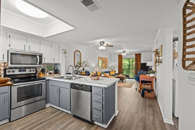 Beautiful 2 bedroom 2 bathroom condo with balcony. The sleeping arrangements for this property are 2 queen beds.