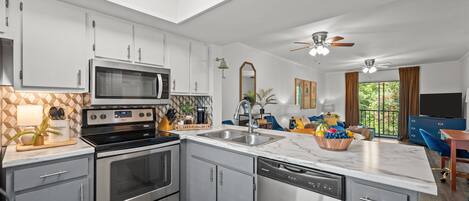 ثلاجة، ميكروويف، فرن، موقد طهي مسطح