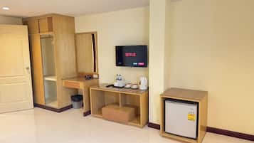 Habitación estándar con 2 camas individuales | Caja fuerte, tabla de planchar con plancha, wifi gratis y ropa de cama