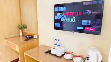 Habitación estándar doble | Caja fuerte, tabla de planchar con plancha, wifi gratis y ropa de cama