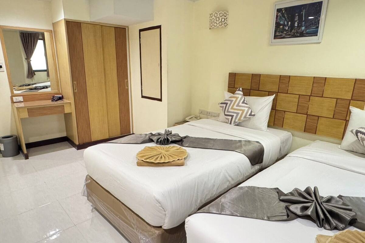 Habitación estándar con 2 camas individuales | Caja fuerte, tabla de planchar con plancha, wifi gratis y ropa de cama