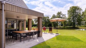 Outdoor dining - Detached group accommodation for up to 12 people (Gasselte)