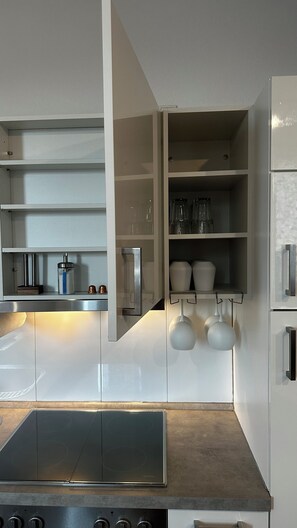 Køleskab, ovn, kogeplade, opvaskemaskine