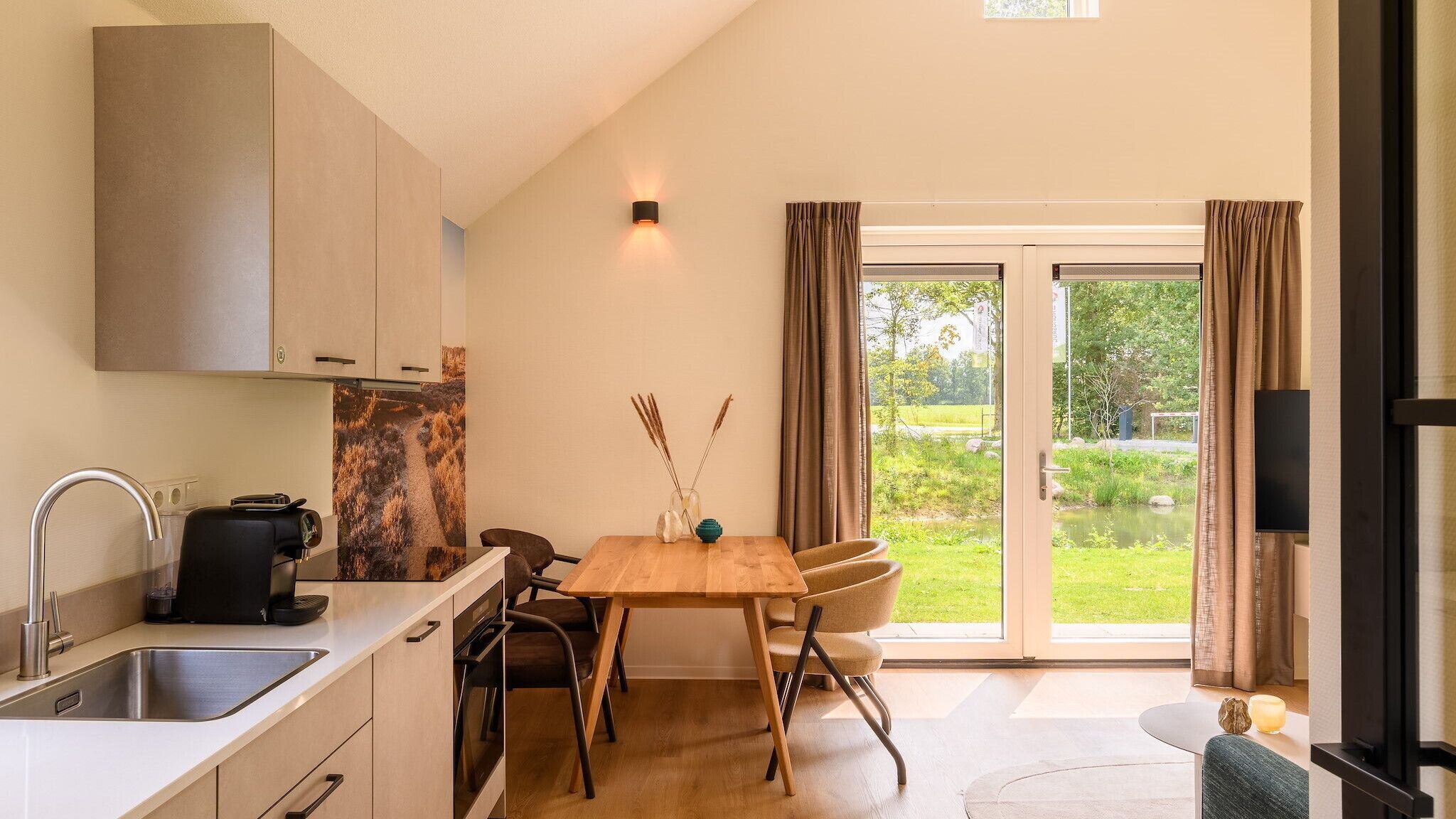 Frigorífico, placa de cocina, lavavajillas y cafetera o tetera