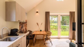 Réfrigérateur, plaque de cuisson, lave-vaisselle, cafetière/bouilloire