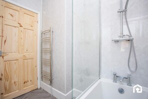 Dusche, Haartrockner, Shampoo