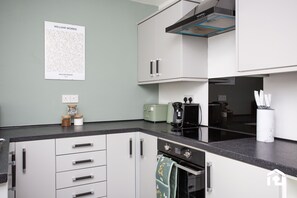 Jääkaappi, uuni, kahvin-/teenkeitin