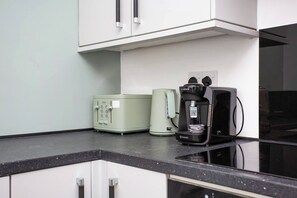 Réfrigérateur, four, cafetière/bouilloire