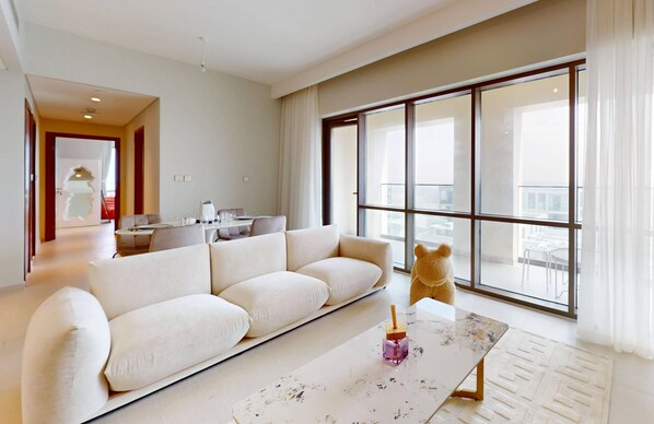 TV - Stylish and Chic 2BR Apartment in Dubai Creek Harbour (Dubai)