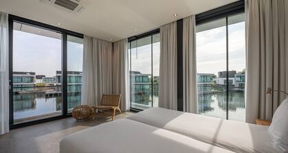 Waterfront villa for 8 people