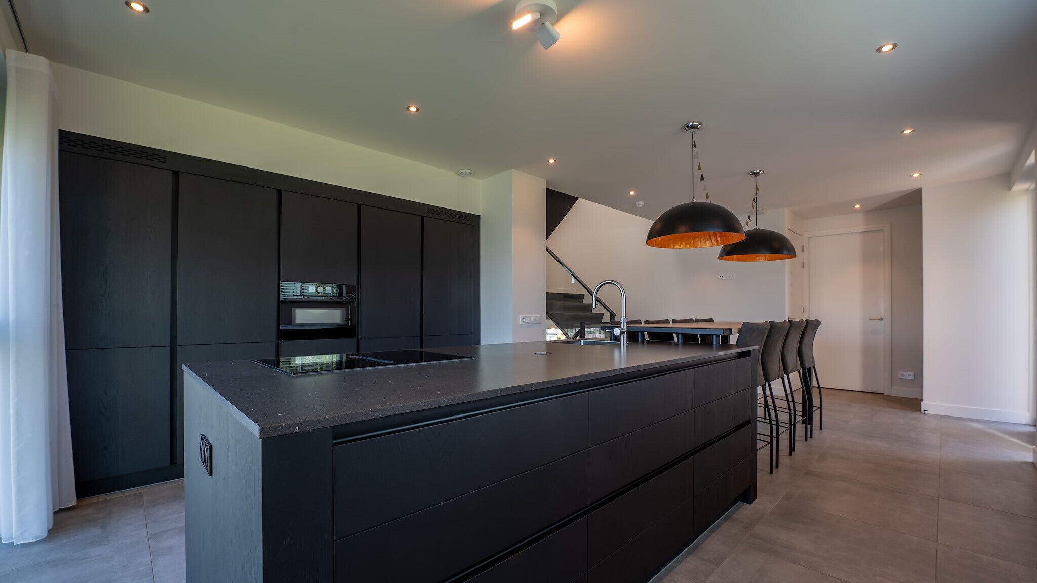 Een koelkast, een oven, een vaatwasser, een waterkoker