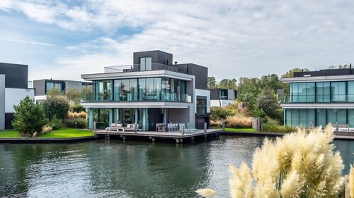 6-person waterfront villa with 3 bedrooms and 3 bathrooms