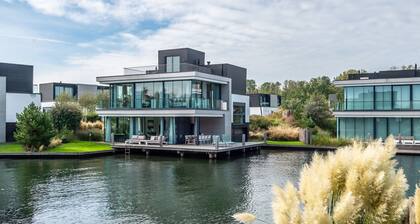 6-person waterfront villa with 3 bedrooms and 3 bathrooms
