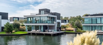 6-person waterfront villa with 3 bedrooms and 3 bathrooms