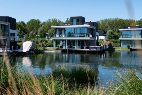 6-person waterfront villa with 3 bedrooms and 3 bathrooms