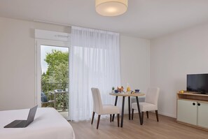 Studio, 1 Queen Bed, Non Smoking | Free cribs/infant beds, free WiFi, bed sheets - Quality Suites Plerin (Plérin)