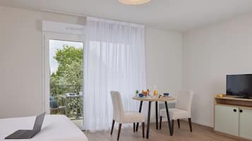 Classic Studio | Living area | 43-inch flat-screen TV with satellite channels