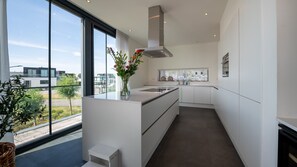 Geladeira, fogão, lava-louças, chaleira elétrica