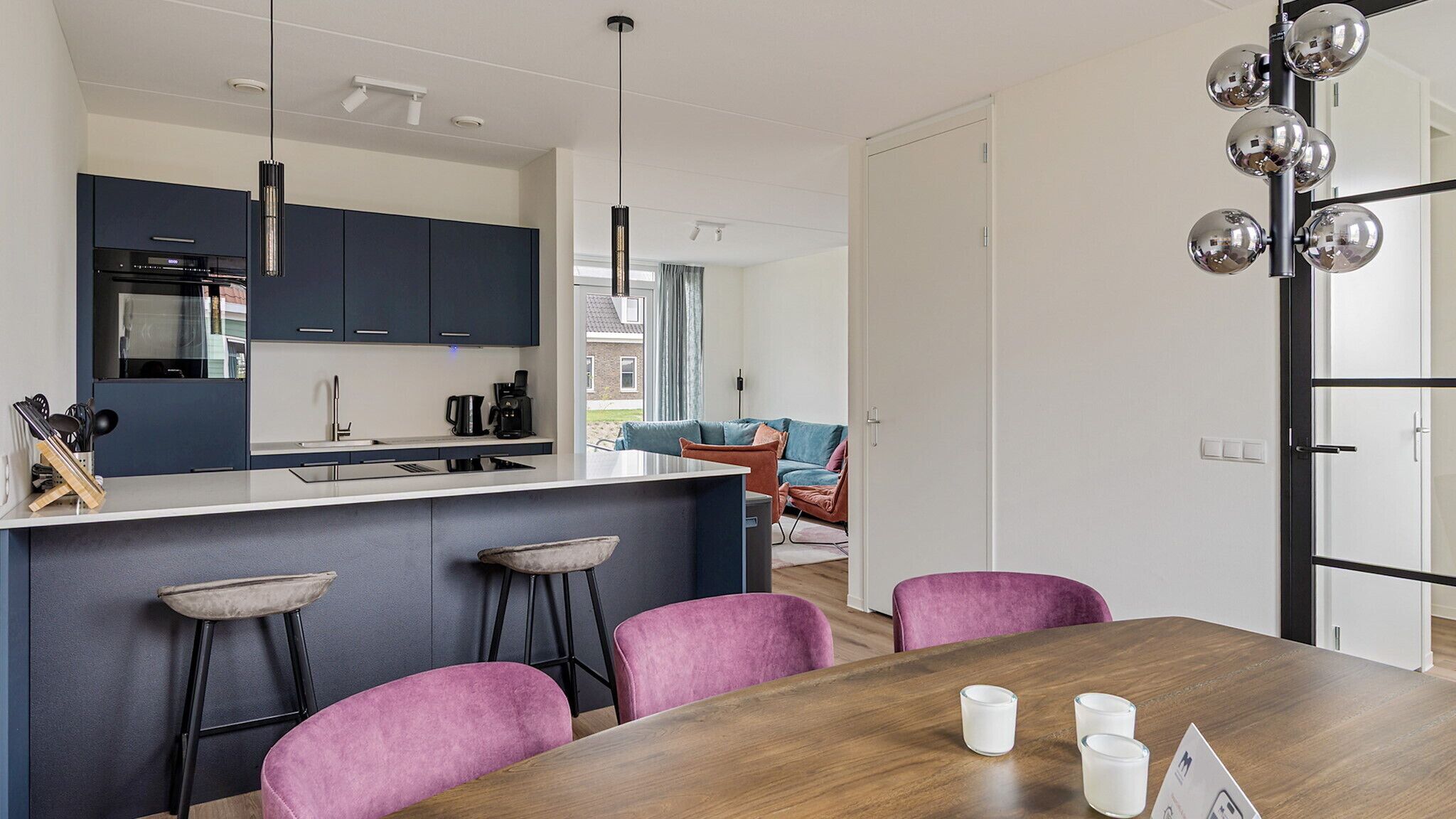 Réfrigérateur, surface de cuisson, lave-vaisselle, cafetière-théière