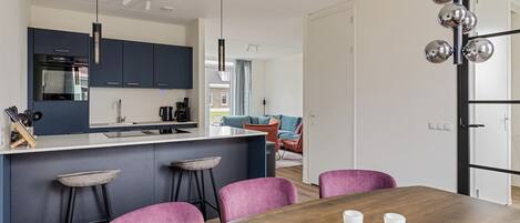 Réfrigérateur, surface de cuisson, lave-vaisselle, cafetiÚre-théiÚre