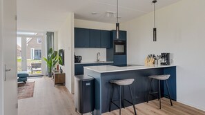 冷蔵庫、コンロ、食器洗い機、コーヒー / ティーメーカー