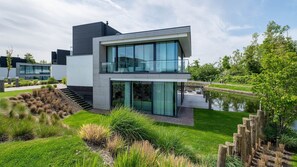 المنشأة من الخارج