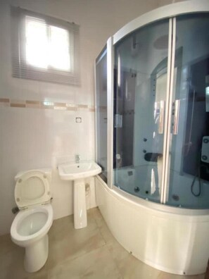 Maison, 4 chambres, fumeur, balcon | Salle de bain