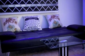 House, 4 Bedrooms, Smoking, Balcony | Living room