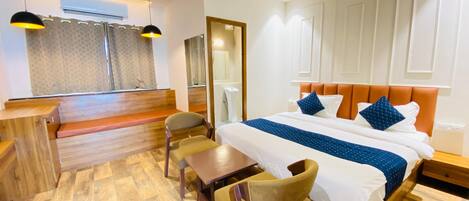 Escritorio, espacio para trabajar con laptop y wifi gratis