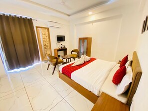 Superior Double Room | Desk, laptop workspace, free WiFi, bed sheets - Hotel Nikanshvee (Udaipur)