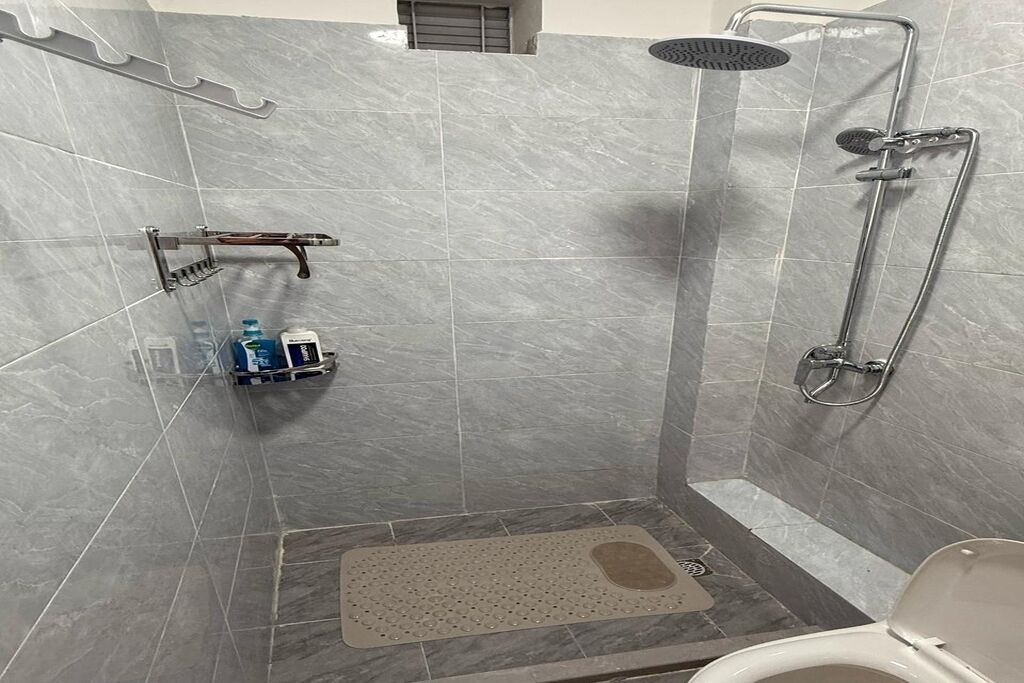 Haartrockner, Handtücher, Seife, Toilettenpapier