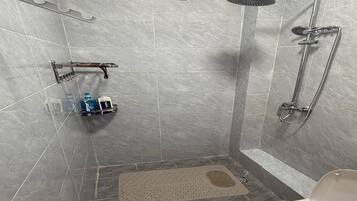 Haartrockner, Handtücher, Seife, Toilettenpapier