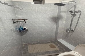 Secadora de cabello, toallas, jabón, papel de baño 