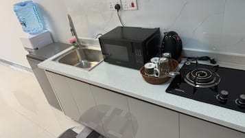 Réfrigérateur, micro-ondes, plaque de cuisson