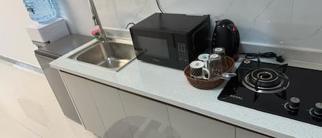 Refrigerador, microondas, parrilla de estufa y utensilios de cocina