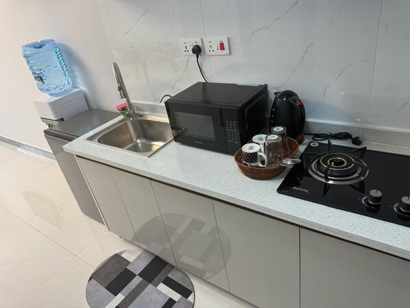 Refrigerador, microondas, parrilla de estufa y utensilios de cocina 