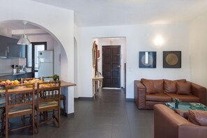 TV, fireplace - Quentao Orange Villa, Quarteira, Algarve (Quarteira)