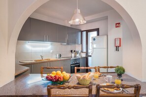 Kjøleskap, mikrobølgeovn, ovn og kokeplater