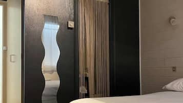 Basic Double Room | Laptop workspace, bed sheets