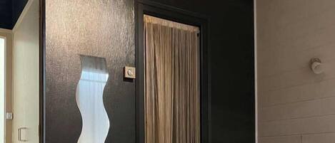 Basic Double Room | Laptop workspace, bed sheets