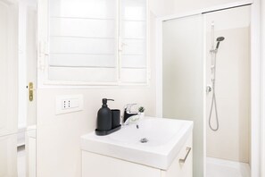 Dusche, Haartrockner, Bidet, Handtücher